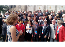 董事長與楊利偉夫婦交談