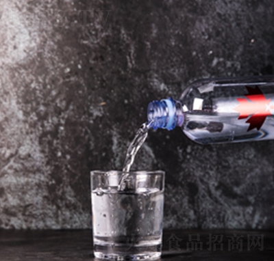 ���ឳ�M����Ȼ��õVȪˮƿ�b