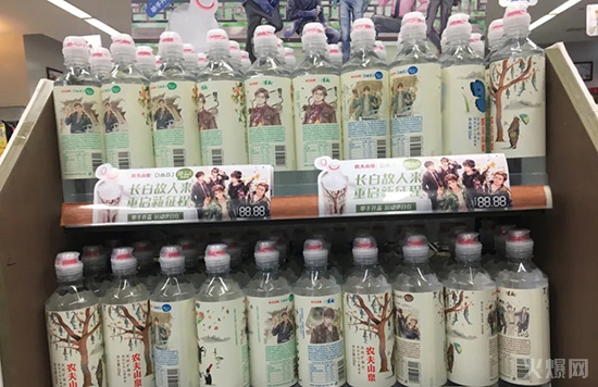 �r(n��ng)��ɽȪ��һ�ߵ��׹�(ji��)����ƿ